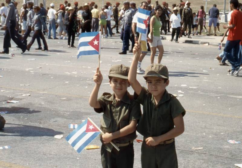1983, Havanna, 1.-Mai-Demonstration, junge Pioniere grüssen Fidel.