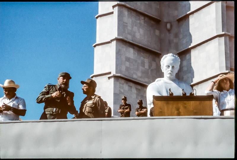 1990, 1.-Mai-Demonstration, Fidel und José-Martí-Statue.