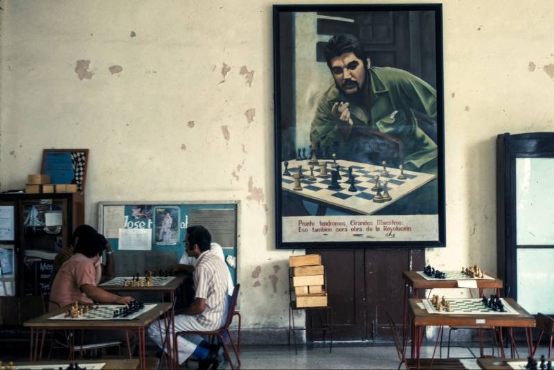 1977, Schachspieler vor Che-Gemälde, Schach ist in Kuba sehr beliebt.
