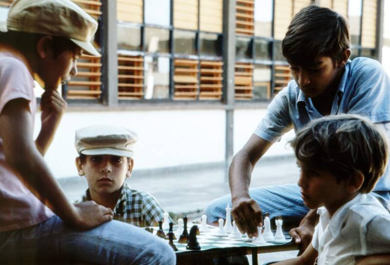 1977, Kinder erlernen das Schachspielen sehr früh.