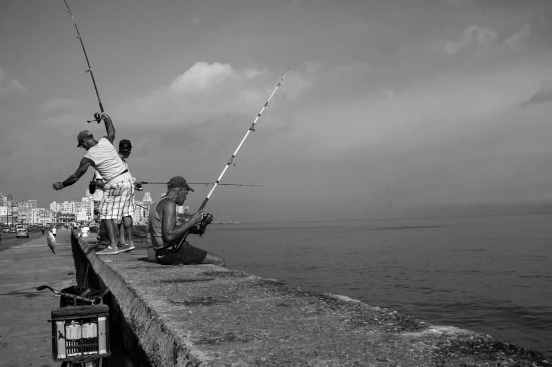 2018, Havanna, beliebtes Freizeitvergnügen fischen am Malecon.