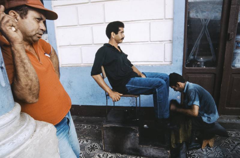 1998, Santiago de Cuba, Schuhputzer bei der Arbeit.