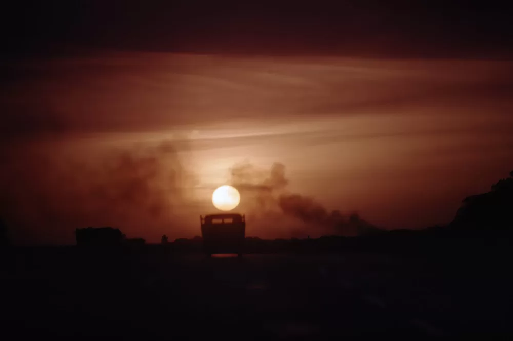 1977,  lärmend und stinkend rollen Laster auf den Strassen Kubas.