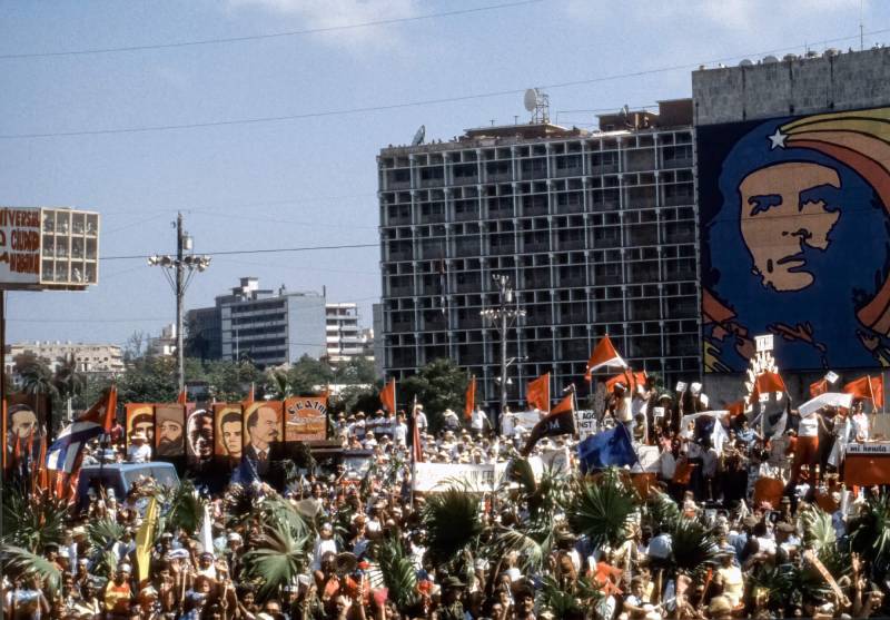 1990, Havanna, 1.-Mai-Demonstration ist ein wahrer Volksfest.