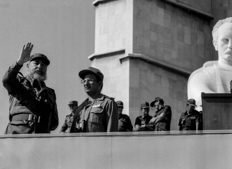 1990, 1.-Mai-Demonstration – Fidel Castro mit Armeeangehörigen.