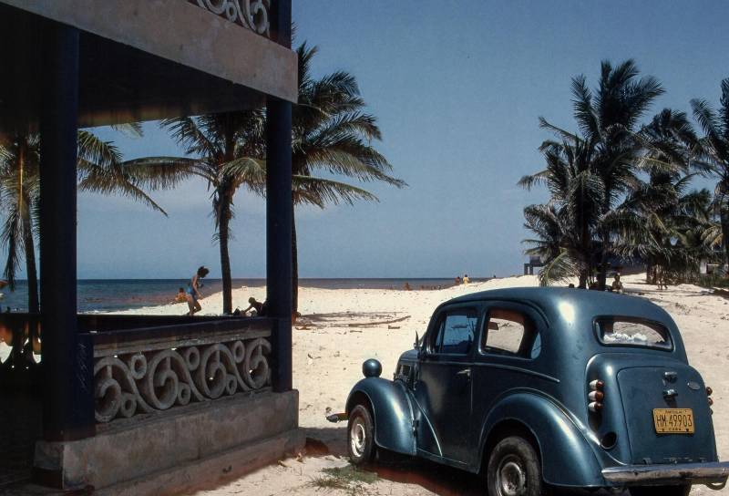 1990, überall in Cuba begegnet man Oldtimer-Autos.