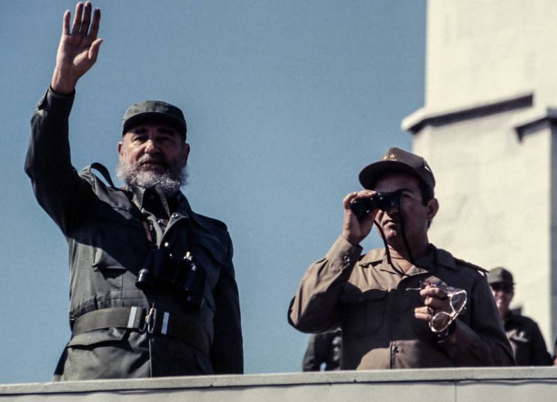 1990, Havanna, 1.-Mai-Demonstration, Fidel Castro grüsst die Massen.