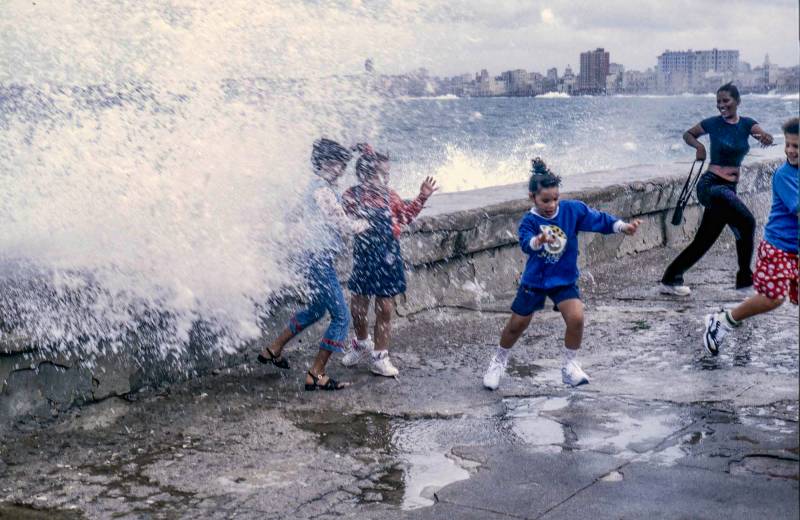 1990, Havanna, hoher Wellengang am Malecon.