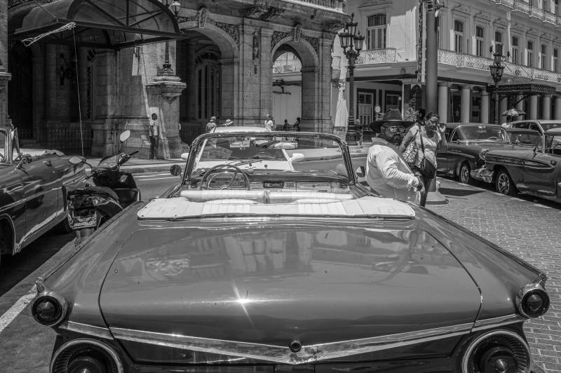2018, Havanna, Dutzende von Oldtimer-Taxis warten auf Touristen.