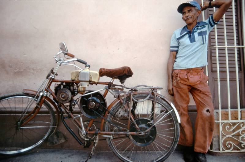 1983, Trinidad, Moped-Fahrer mit seinem Oldtimer.