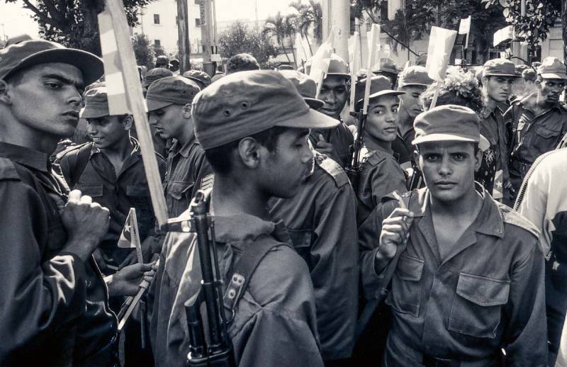 1990, Havanna, Armeeangehörige an einer Demonstration.