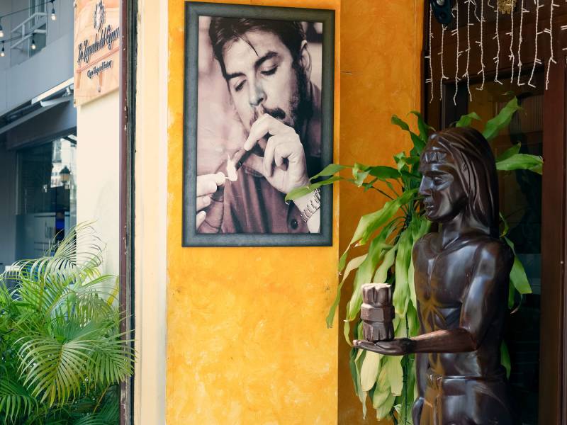 2019, Che-Bildnis vor einem Tabakladen.