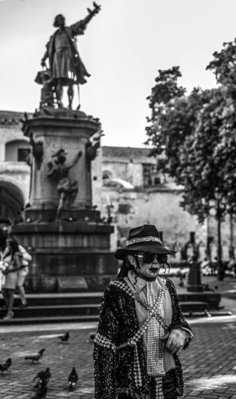 2021, Santo Domingo, Michael-Jackson-Double vor Columbus-Statue, Plaza Colon mit Kolumbusdenkmal und Kathedrale.