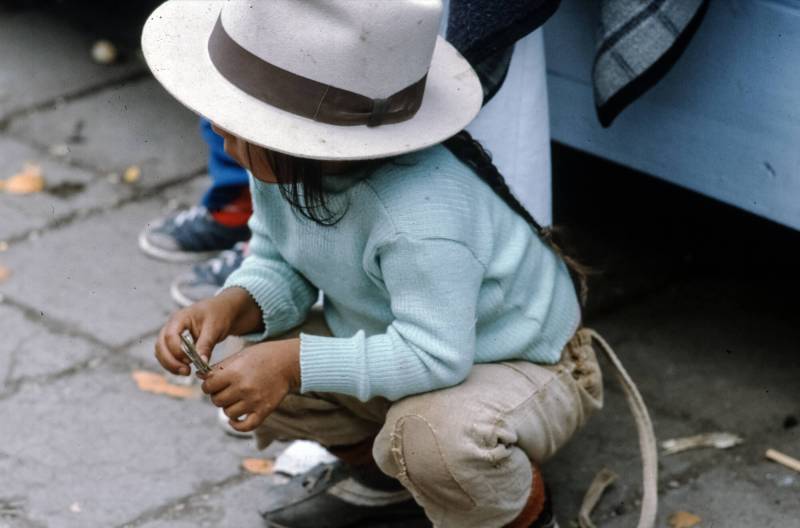 1986, der geflochtene Zopf in Markenzeichen der Otavaleños. Schon die Kleinen tragen ihn mit stolz.