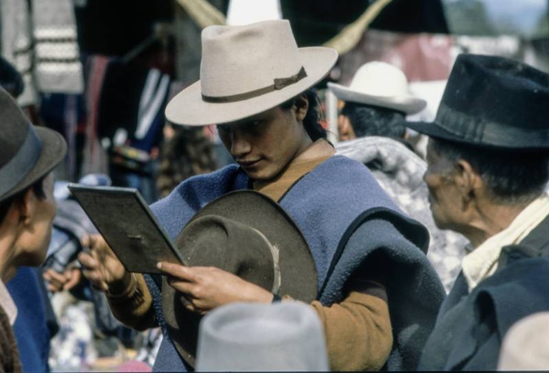 1986, Anprobe eines typischen Otavalo-Hutes.