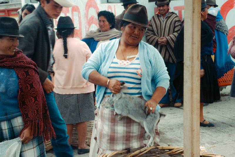 1985, Kaninchenverkauf auf dem Markt von Otavalo.