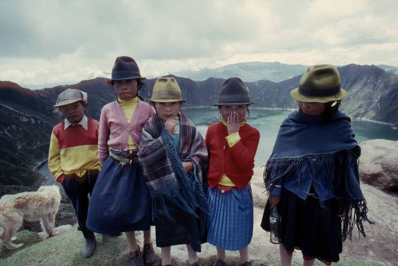 1986, indigene Kinder vor der Kraterlagune Quilotoa.
