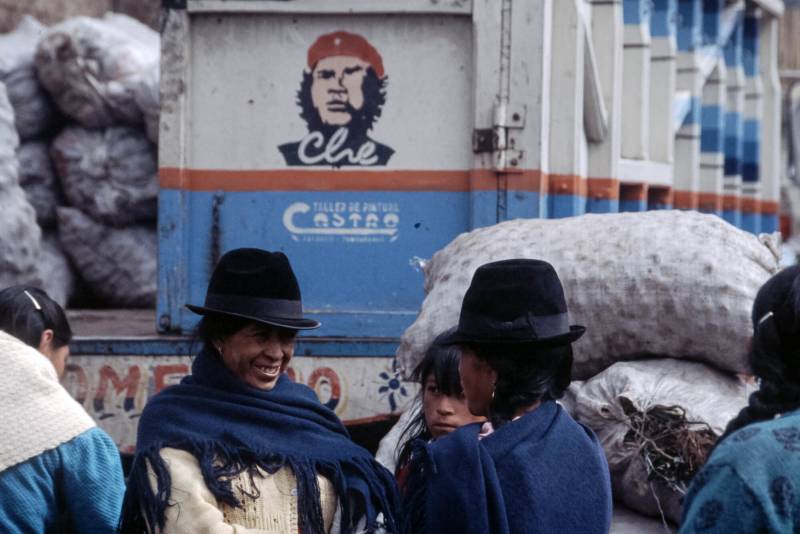 1983, Otavalo, Che und das Logo der Firma Castro.