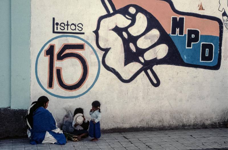 1986, Otavalo, Wandgemälde des Movimiento Popular Democrático.