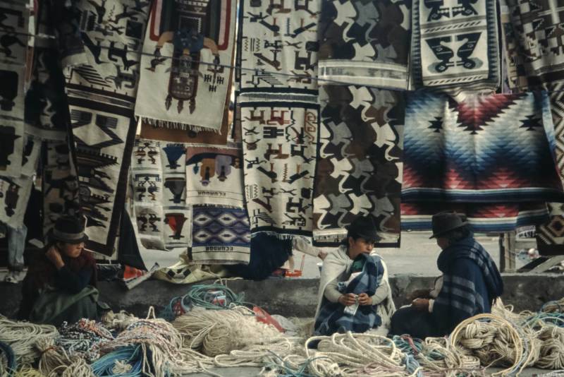 Otavalo, 1983, der berühmte Markt findet auf der Plaza de Ponchos statt.