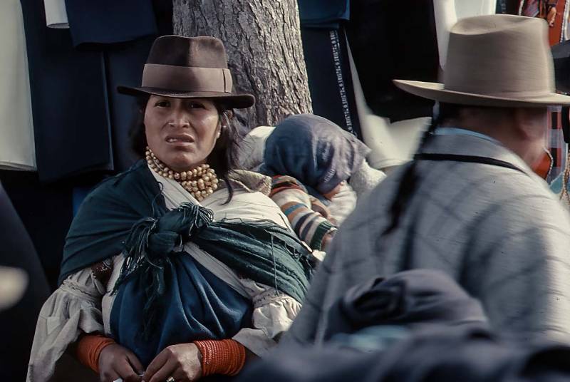 1985, Otavaleñas lieben Schmuck und reich bestickte Blusen.
