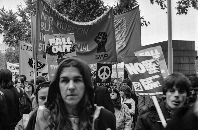 1981, London, Friedensdemonstration, eine bunte Ansammlung von vielen verschiedenen Gruppen und Parteien.