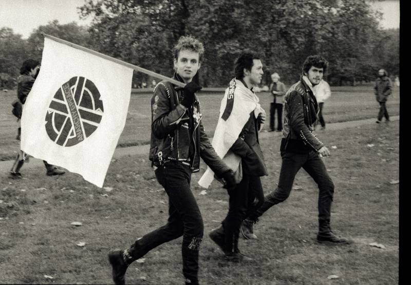 1981, Punks an der Demonstration (Flagge: Punks And Metalheads Unite).