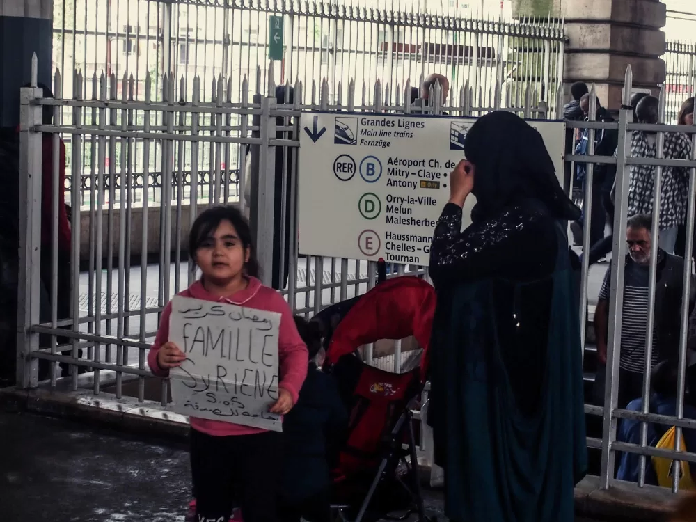 2018, Paris, Flüchtlinge, die um Kleingeld betteln.