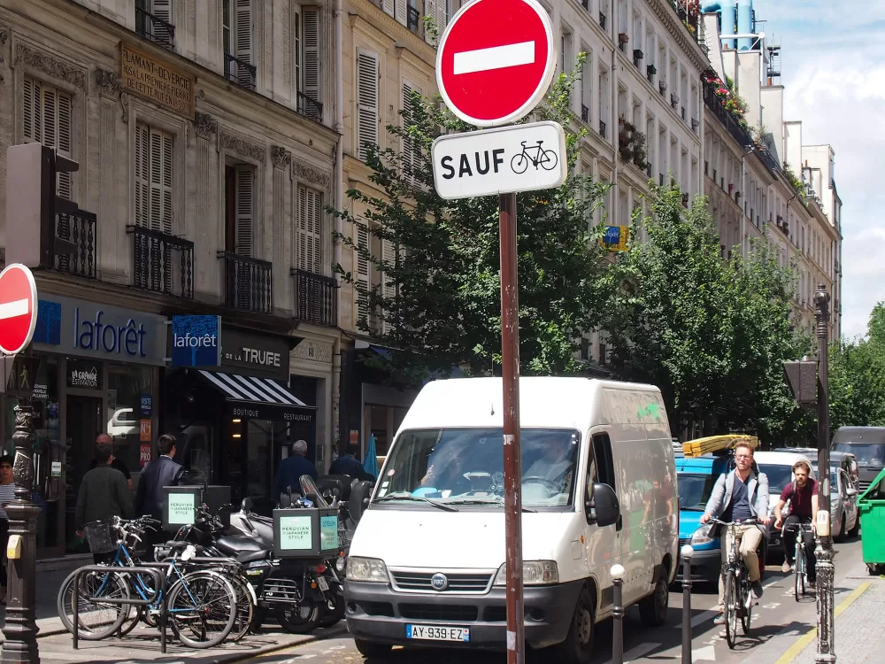 2016, Paris, ausser Fahrräder, Strasenszene.