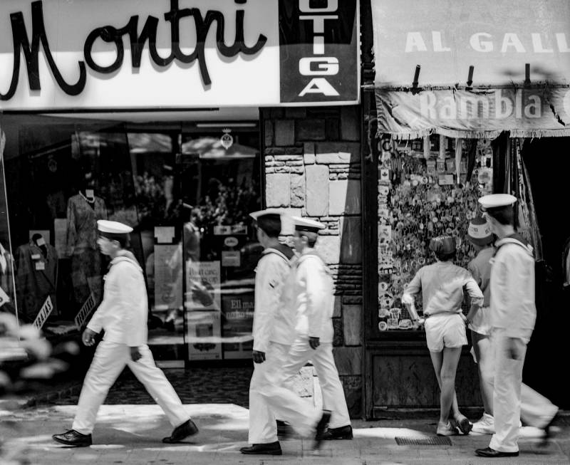 Barcelona, La Rambla, Matrosen geniessen die Stadt.