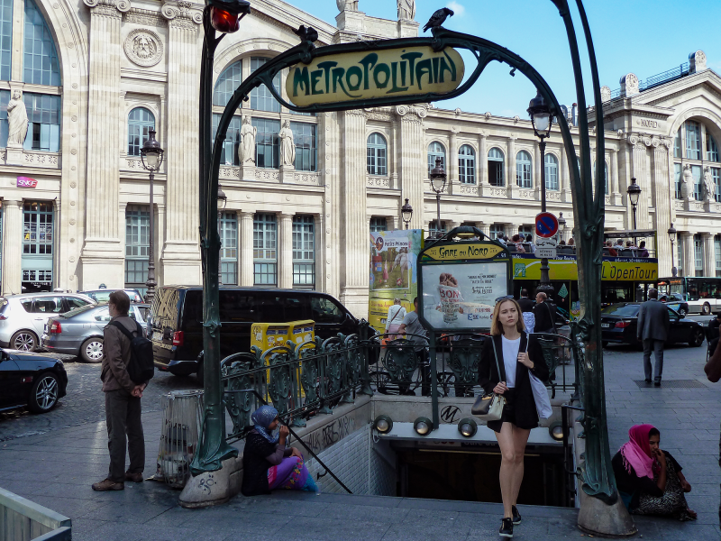 2016, Paris, Bettlerinnen vor dem Ausgang der Metro.