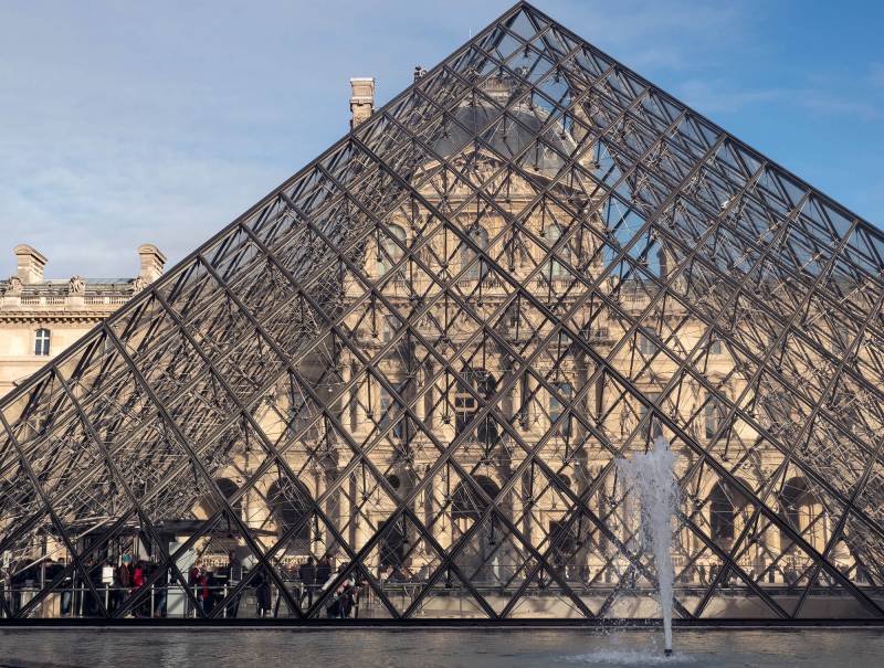 2016, Museum Louvre (Musée du Louvre) und der Glaspyramide.