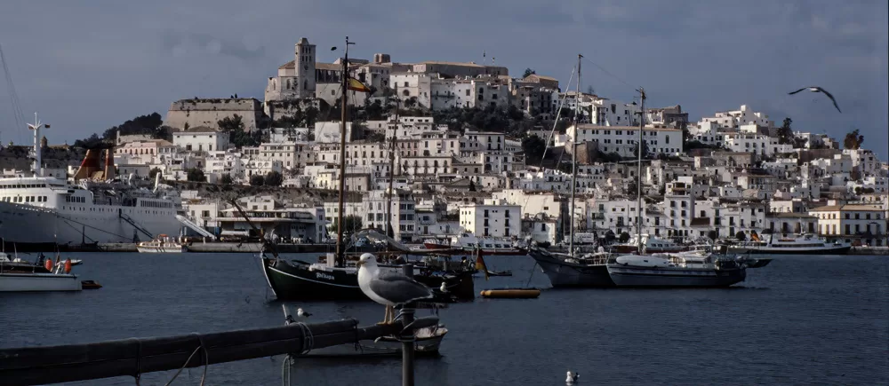 Ibiza, Hafen mit Sicht zur Stadt.