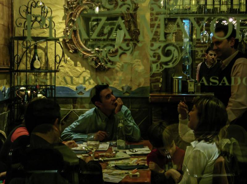 2004, Granada, Blick in eines der vielen Restaurants.