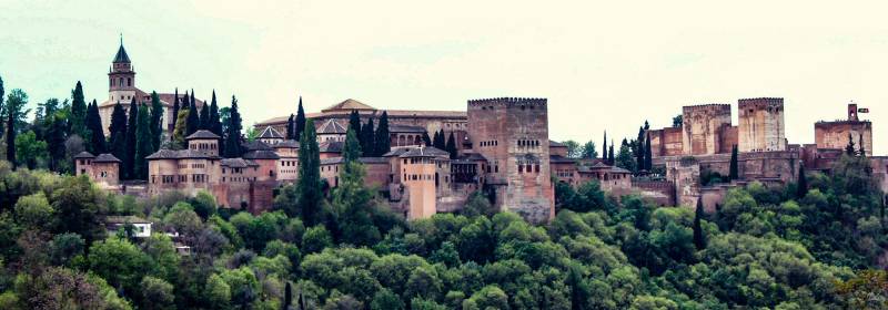2004, Die Alhambra ist eine bedeutende Stadtburg auf dem Sabikah-Hügel von Granada.