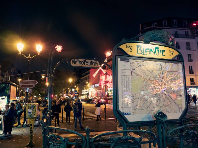 2016, Metro Jugendstil-Haltestellen beim Moulin Rouge im Stadtviertel Montmartre.