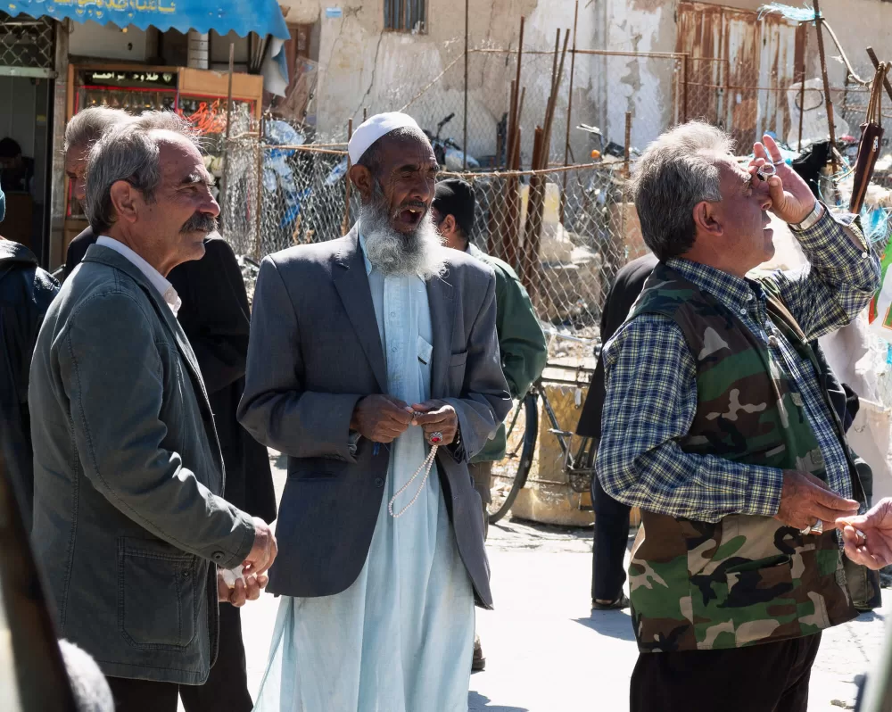 2019, Kashan, Männertreff vor dem Teehaus.