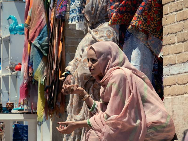 2019, Kashan, Frauen auf dem Markt mit untypischem Chador.