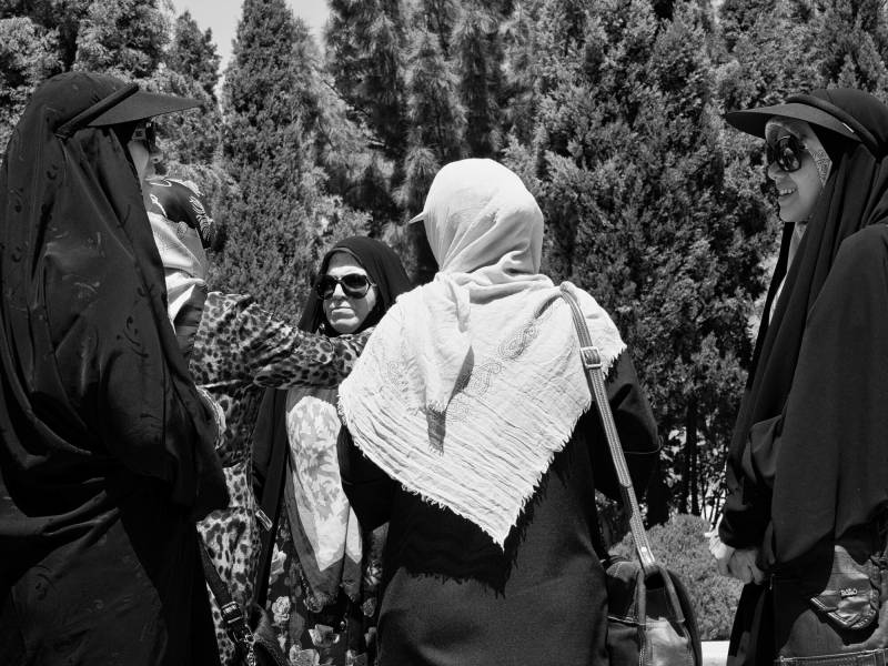 2019, lebensfrohe Frauen im Eram Garden in Shiraz.