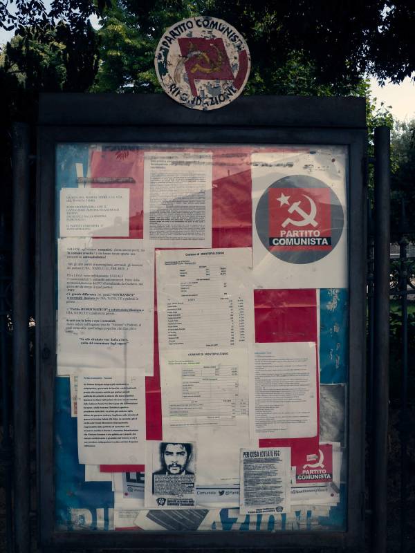 Anschlagbrett des Patriot Comunista in Montepulciano.