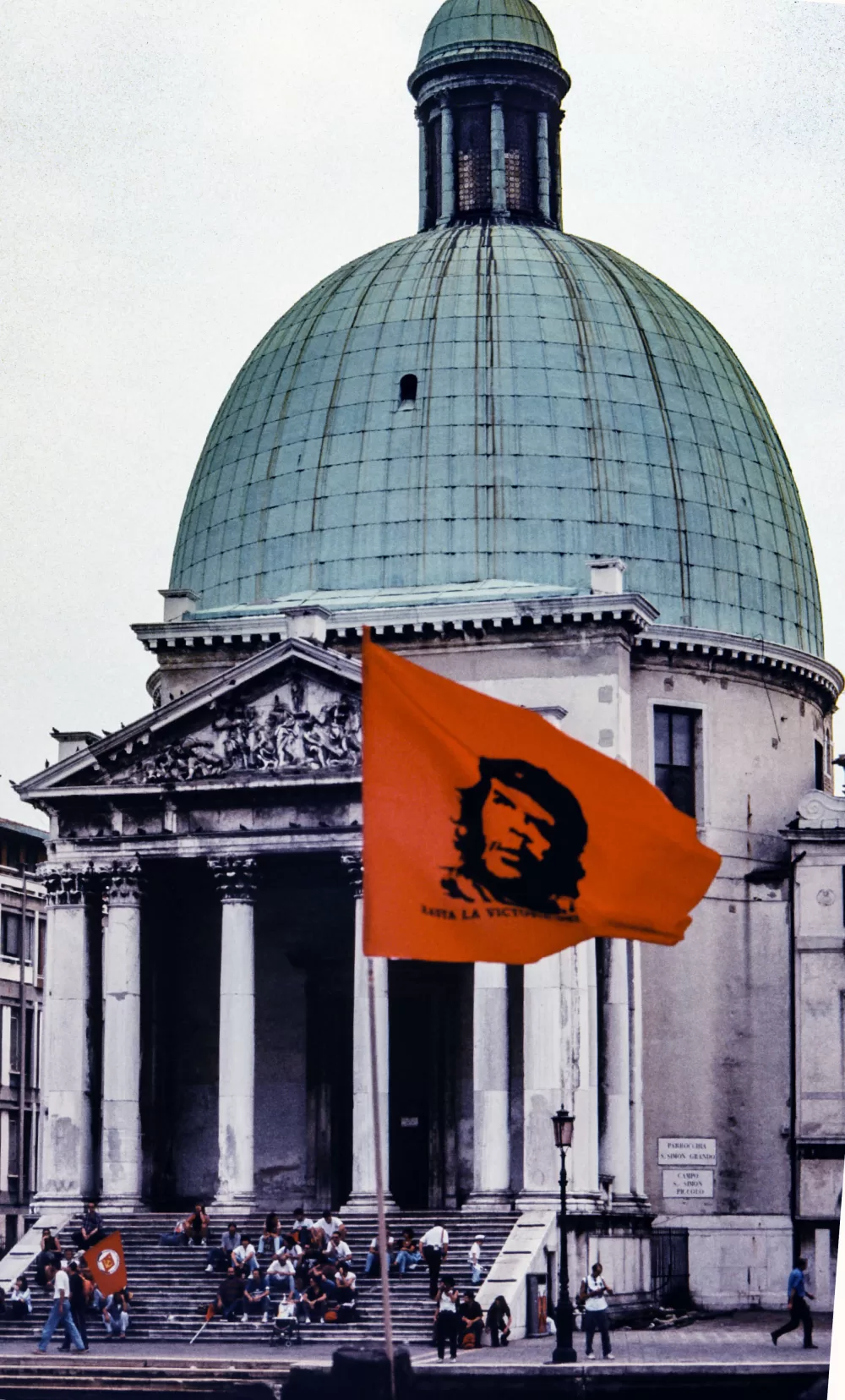 Che-Flagge vor der Santa Maria della Salute.