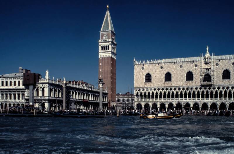Der Markusturm (Campanile di San Marco) ist der Glockenturm des Markusdoms in Venedig.