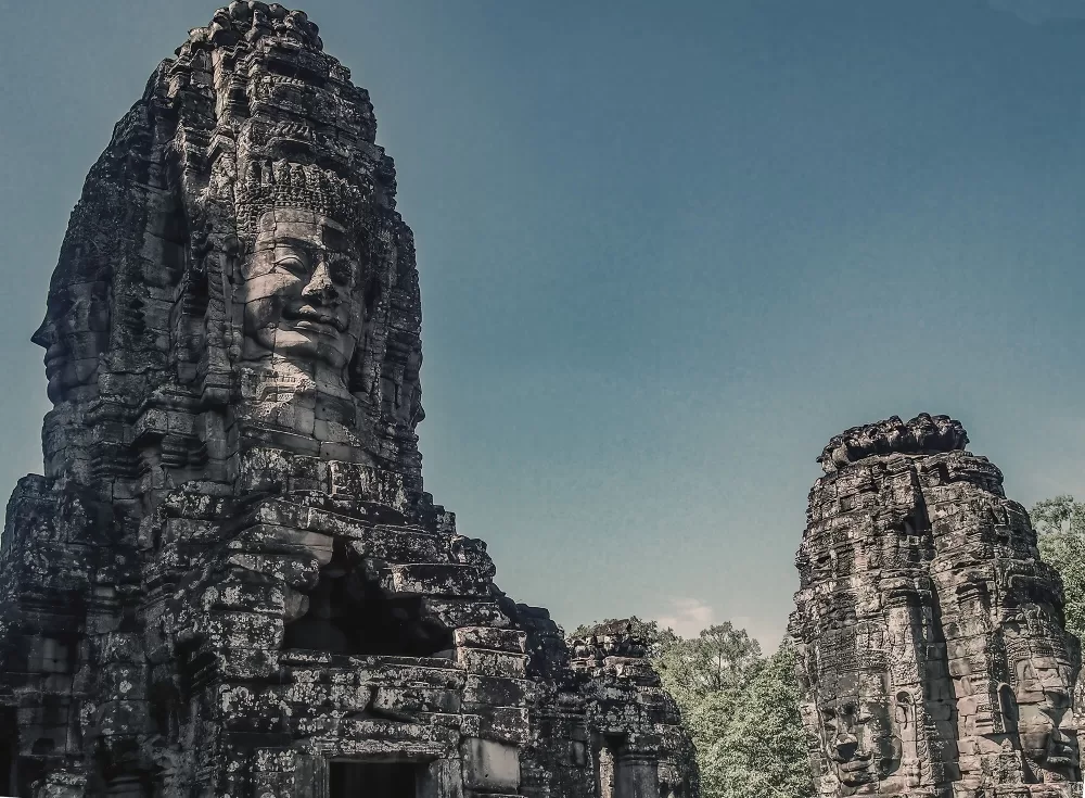 Die lächelnden Köpfe, die überall im Bayon-Tempelkomplex zu finden sind, stellen höchstwahrscheinlich den König dar.