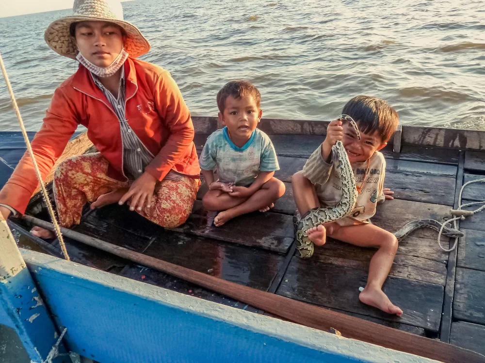 Händlerin mit Kindern im Tonle-Sap-See.