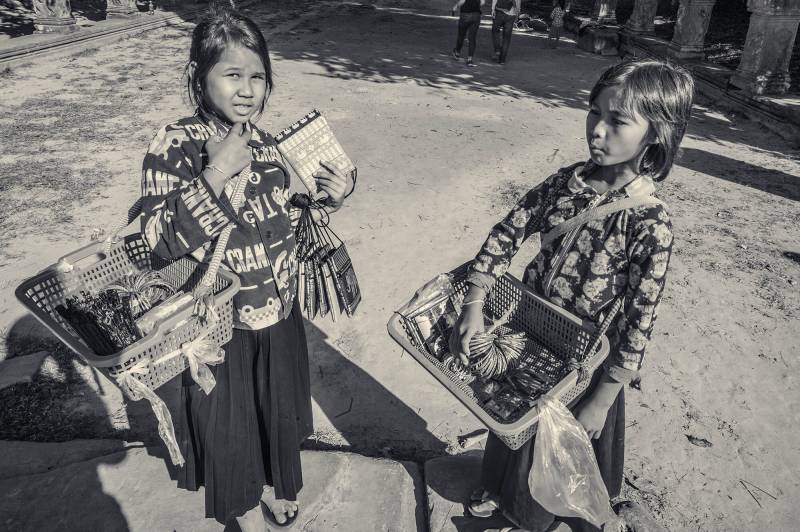 Kinder verkaufen Souvenirs in Angkor Wat.