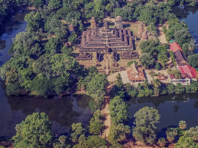 Luftaufnahme des Bakong Tempels in der Nähe von Siem Reap.