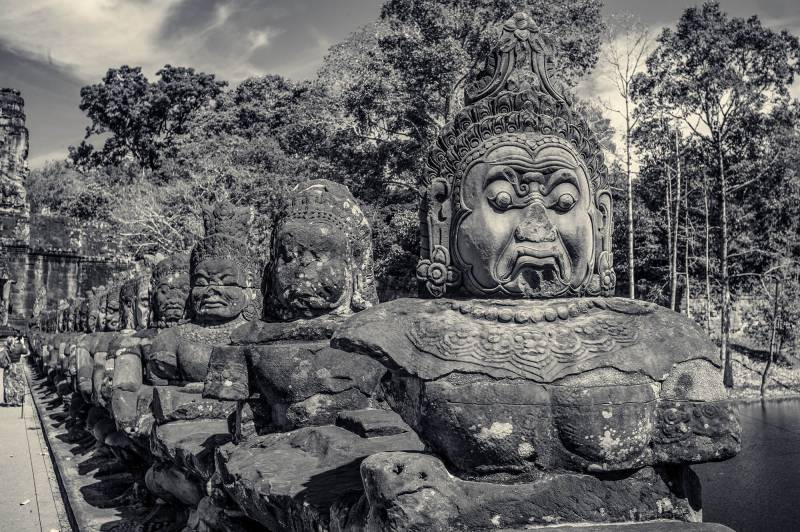 Dämonenfiguren auf einer Seite der Brücke, die nach Angkor Thom führt.