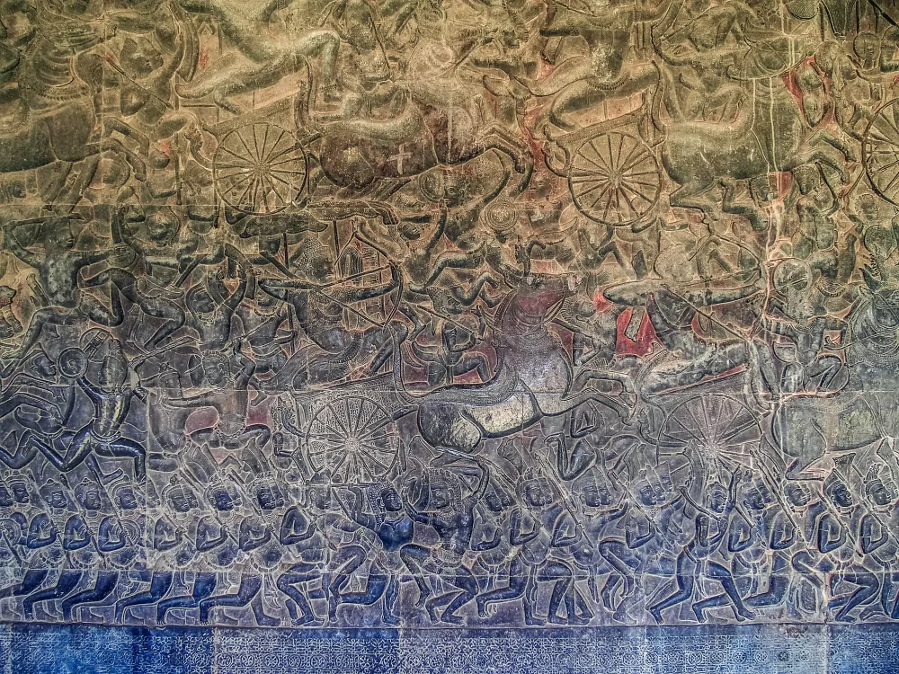 Flachreliefs von den Göttern, die gegen Dämonen.