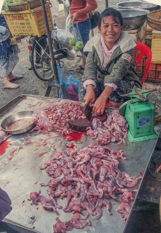 Froschverkäuferin auf dem Fischmarkt.