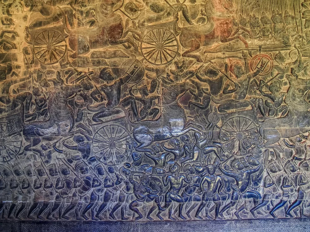 Flachreliefs von den Göttern, die gegen Dämonen kämpfen, Innere Wand des Tempels von Angkor Wat.